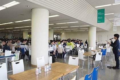 大勢の参加者が集まる会場の様子