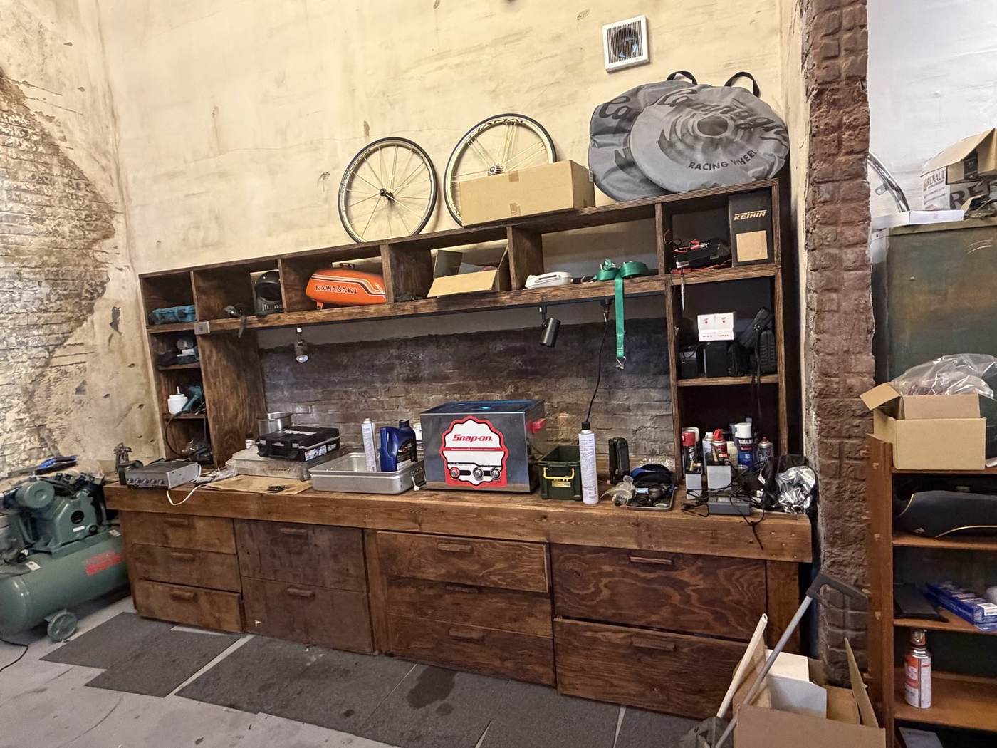 オーダー家具制作の事例:工具や自転車を飾った作業台と棚