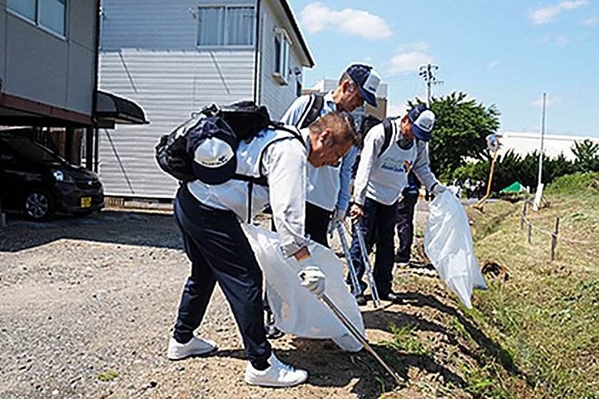 古川池周辺で清掃活動を行う参加者