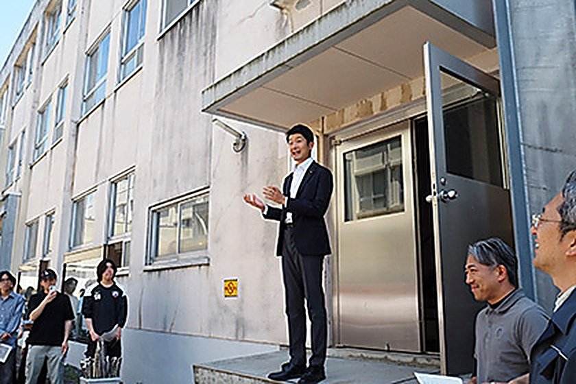 清掃活動で参加者に説明を行う様子