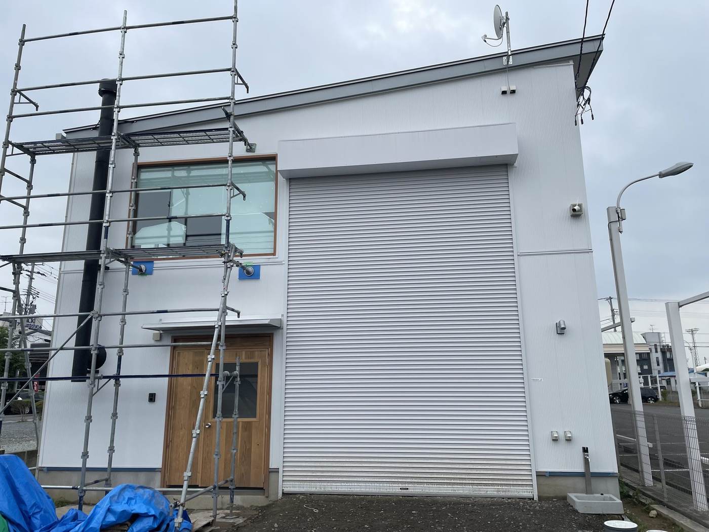 正面ファサード 施工前(足場を組んだ外壁)