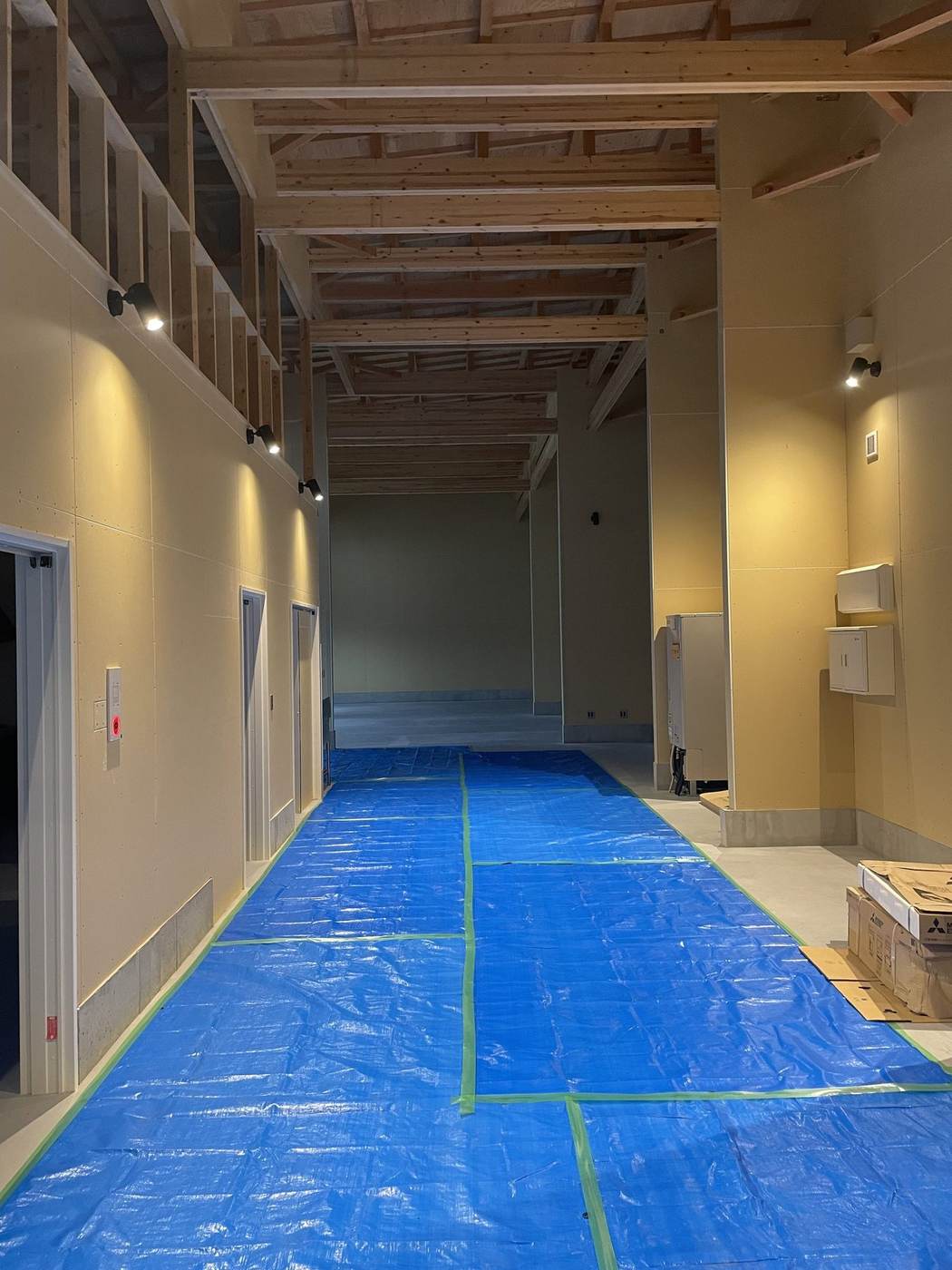 1階 廊下 施工前(養生シートを敷いた廊下)
